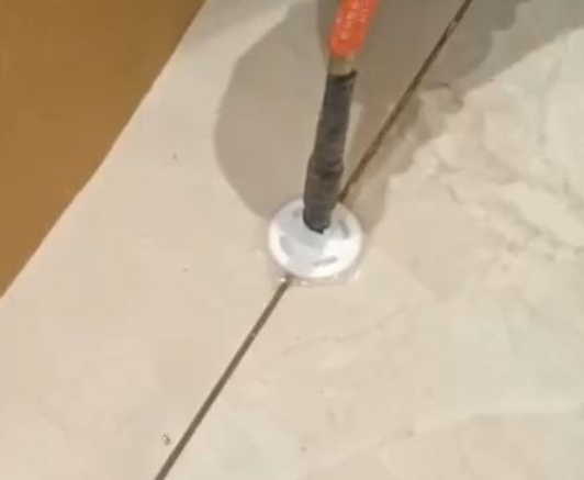 建宁瓷砖空鼓维修公司专业解答瓷砖在铺贴过程中，如果没有涂抹均匀到位的粘结材料（如水泥砂浆或瓷砖胶），可能会导致以下问题
