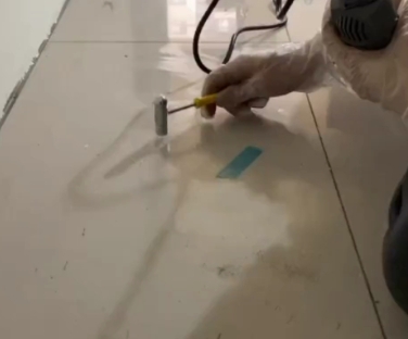 建宁瓷砖开裂维修公司专业分享瓷砖在铺贴前如果没有沥干水分，将会导致以下问题