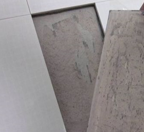 建宁瓷砖空鼓维修公司分享瓷砖铺贴时如果打浆（即涂抹在瓷砖背面和基层上的砂浆或瓷砖胶）过少，会带来以下问题