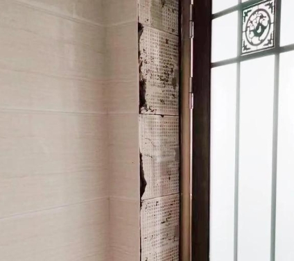 建宁瓷砖空鼓免砸砖维修公司分享吸水砖泡水时间不够或过长都会对瓷砖铺贴效果产生影响